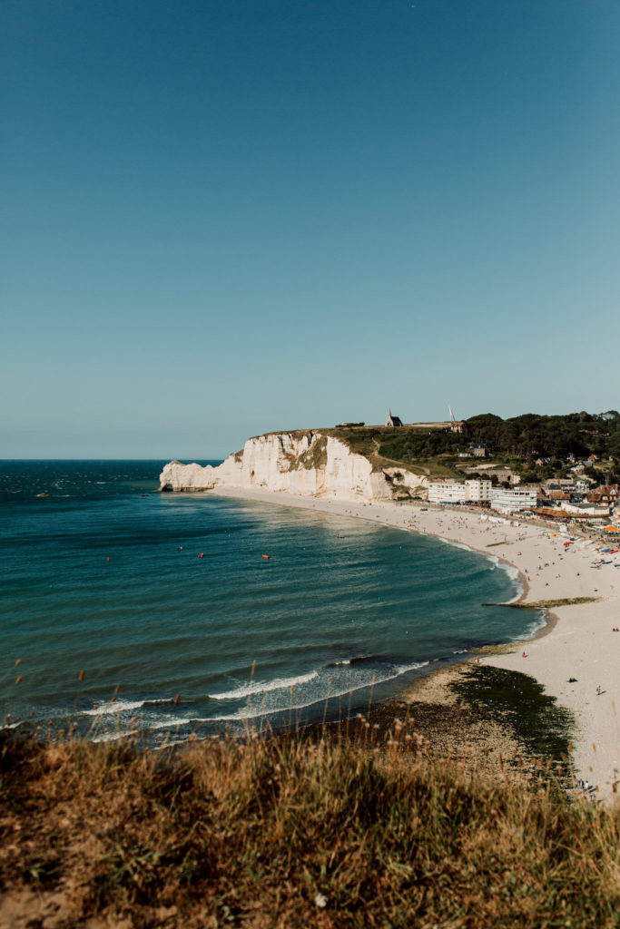 Ville d'etretat et ses falaises