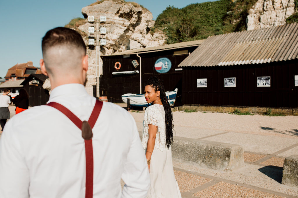 Couple marchant sur les plages d'etretat