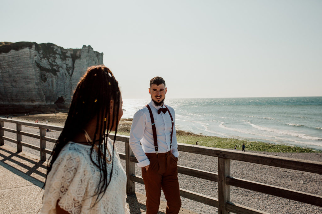 Couple marchant sur les plages d'etretat