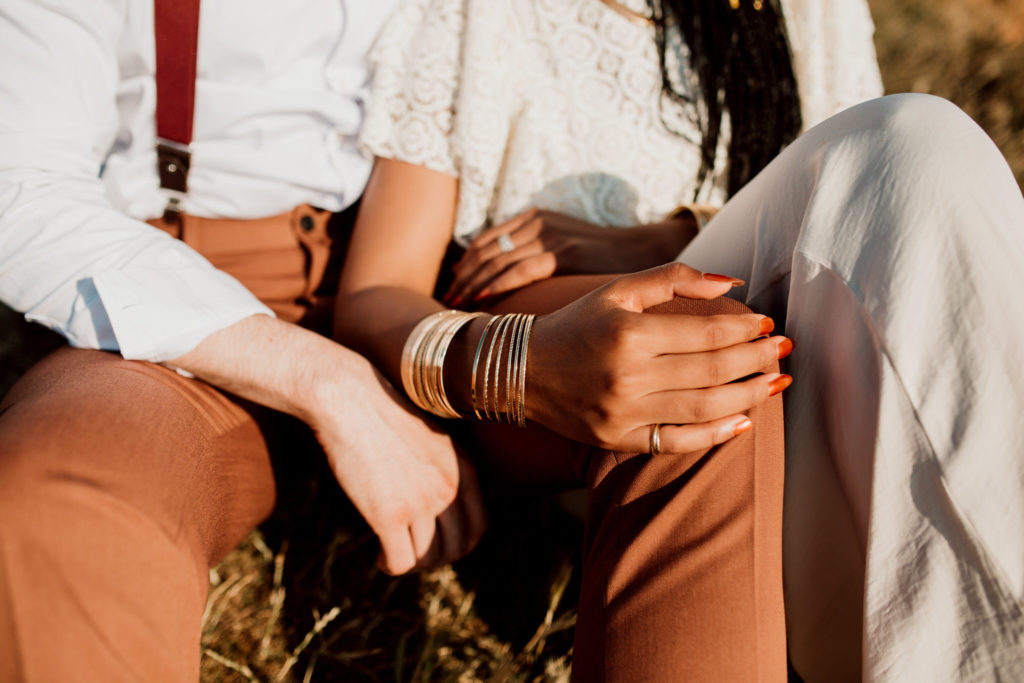 Mains de jeunes mariés lors d'une séance day after à etretat