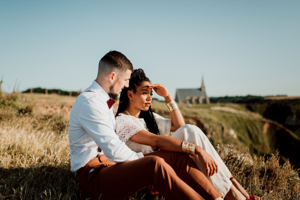 Couple assis dans l'herbe lors d'une séance phot day after a etretat