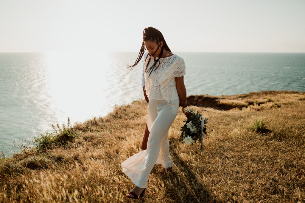 Couple s'embrassant sur les falaises d'etretat lors d'un shooting photo