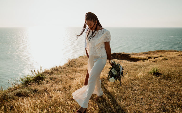 Couple s'embrassant sur les falaises d'etretat lors d'un shooting photo