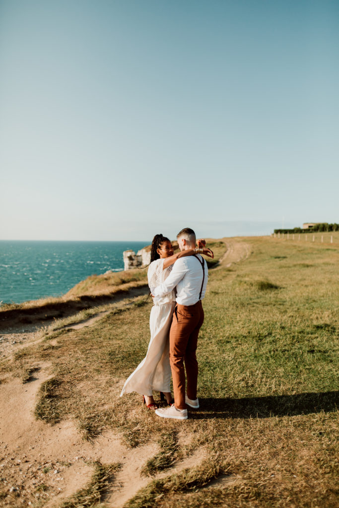 Couple s'embrassant sur les falaises d'etretat lors d'un shooting photo