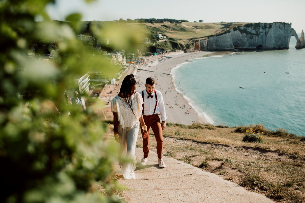 Couple montant les marches des falaises d'etretat lors d'un shooting photo