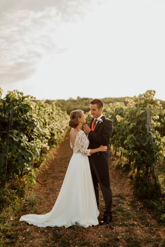 Photo de couple durant le mariage de Constance & Nathan au Logis de Boussac à Cognac