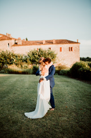 Photo de couple durant le mariage de Mathia et Marie au chateau de Poudenas