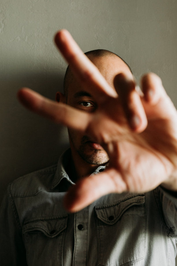 Portrait de Soufi Ameyti photographe mariage à Paris