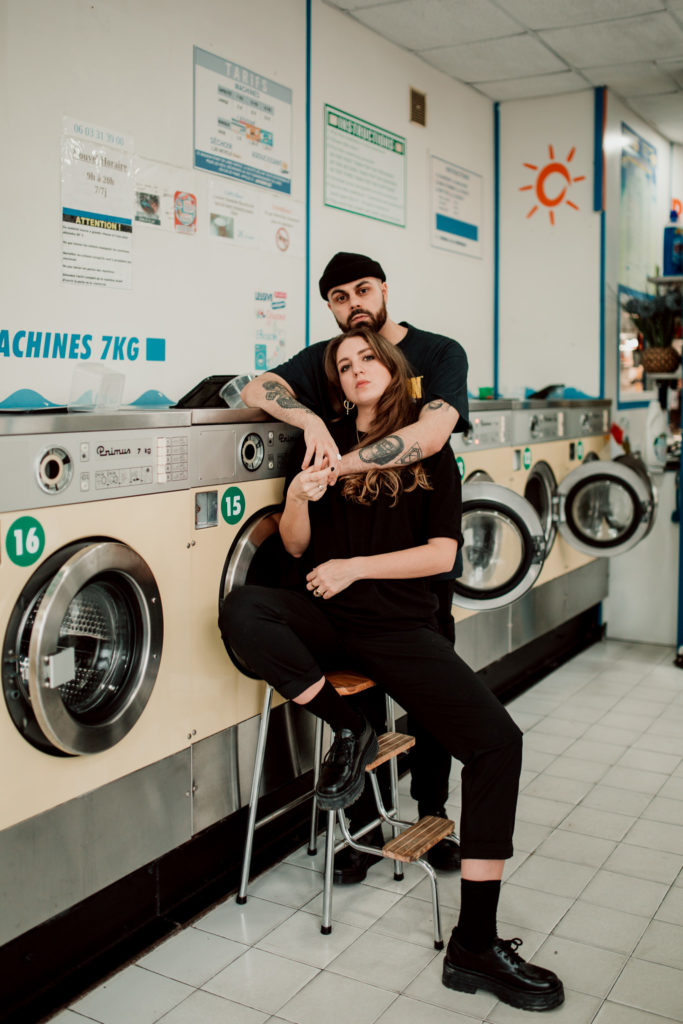 Couple dans une laverie à Paris durant une séance photo