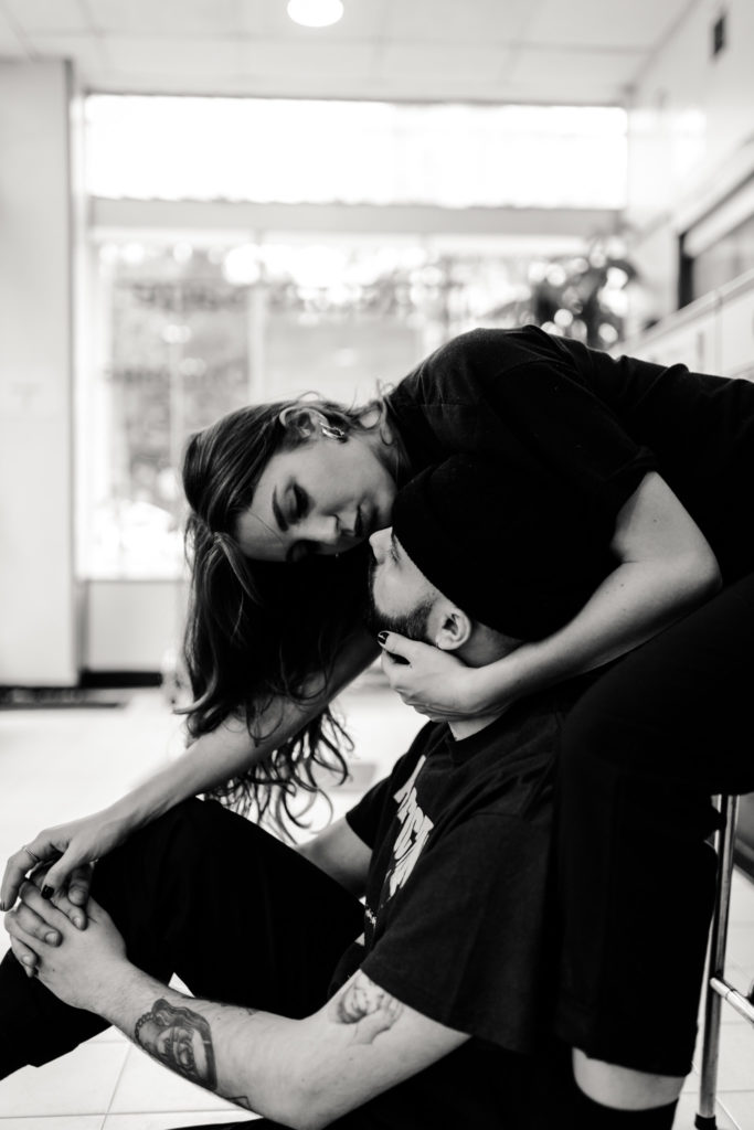 Portrait d'amoureux dans une laverie à Paris lors d'une séance photo