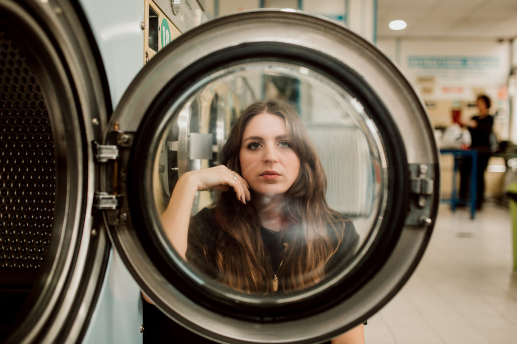 Portrait d'une femme durant un shooting photo dans une laverie à Paris