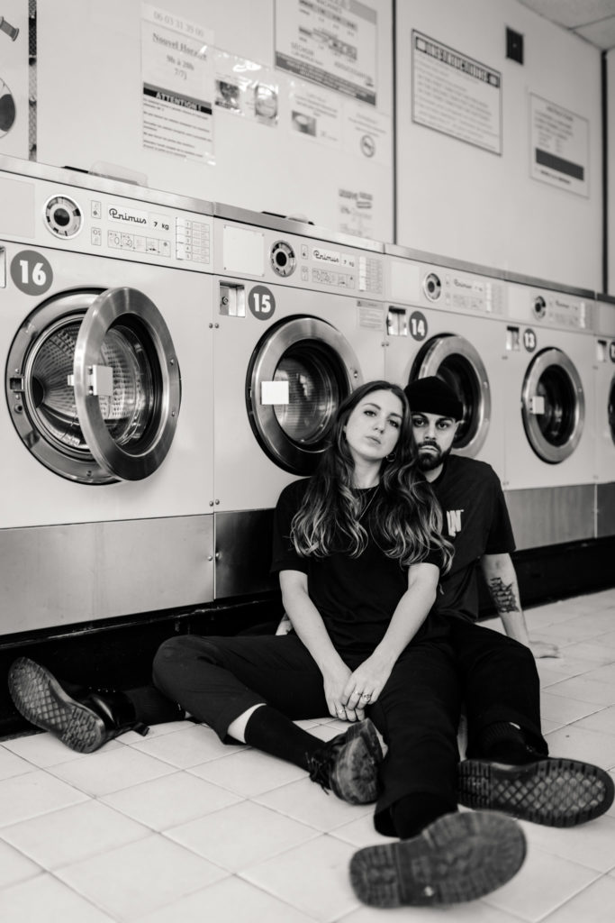 Couple durant une séance photo urbaine à Paris