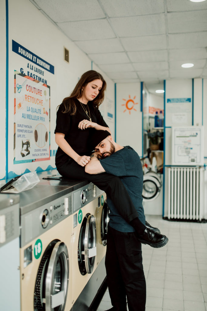 Couple durant une séance photo urbaine à Paris