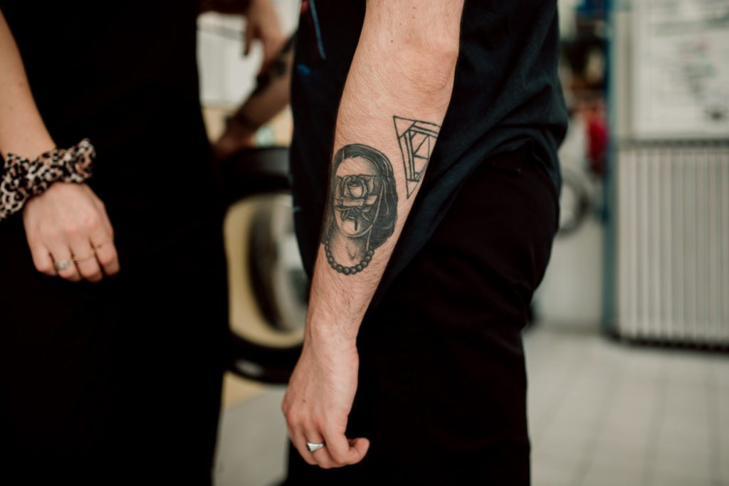 Tatouage sur le bras d'un homme durant un shooting photo couple à Paris