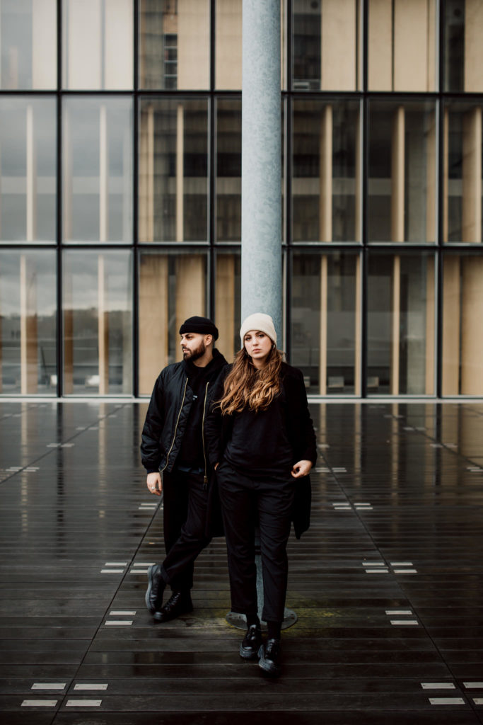 Couple d'amoureux posant à la Bibliotheque Francois Mitterrand à Paris