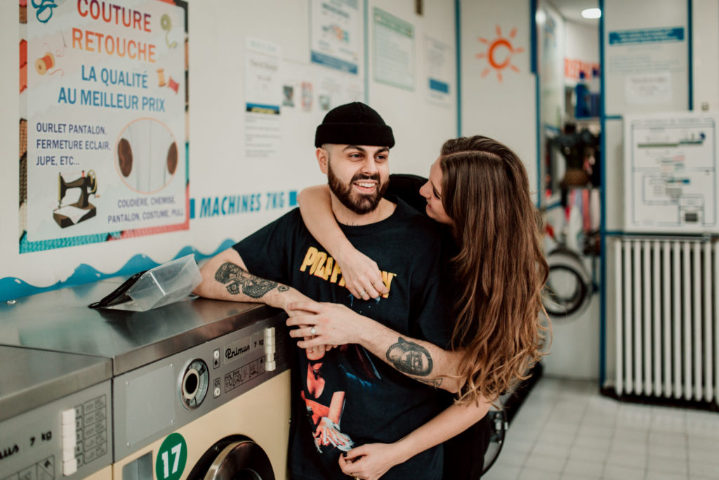 Couple durant une séance photo urbaine à Paris