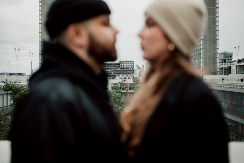 Couple durant une séance photo urbaine à Paris