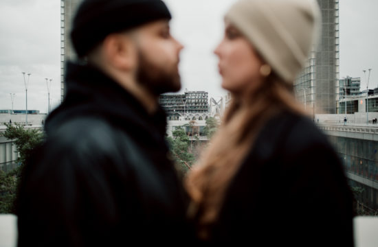 Couple durant une séance photo urbaine à Paris