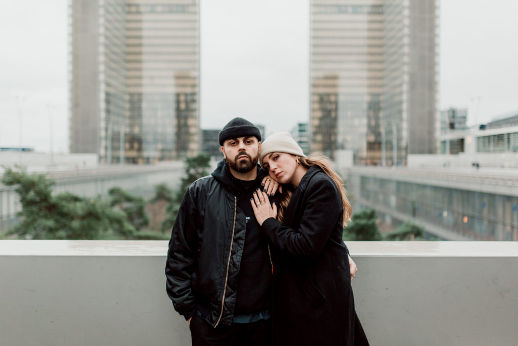 Couple d'amoureux posant à la Bibliotheque Francois Mitterrand à Paris