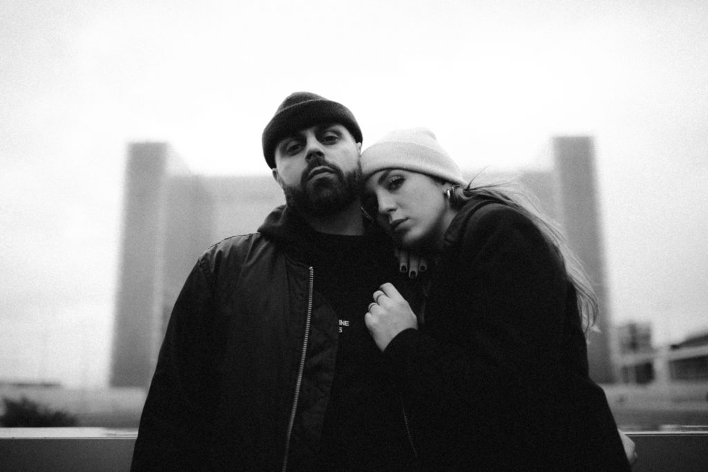 Couple durant une séance photo urbaine à Paris