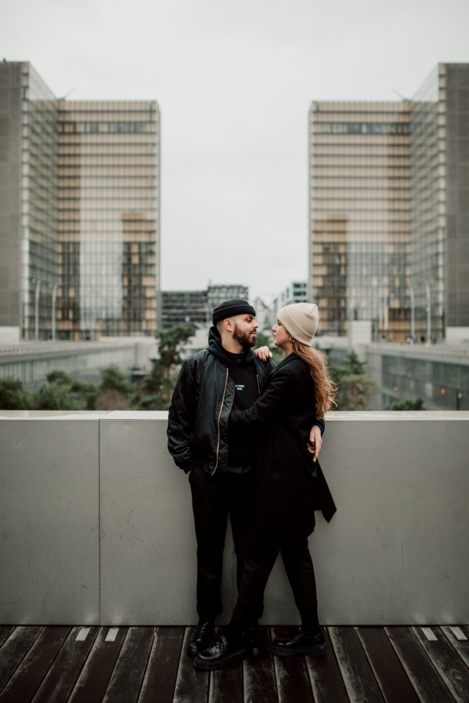 Couple d'amoureux posant à la Bibliotheque Francois Mitterrand à Paris