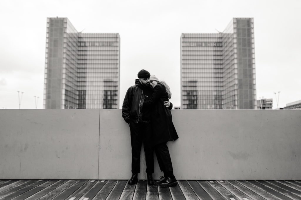 Couple d'amoureux posant à la Bibliotheque Francois Mitterrand à Paris