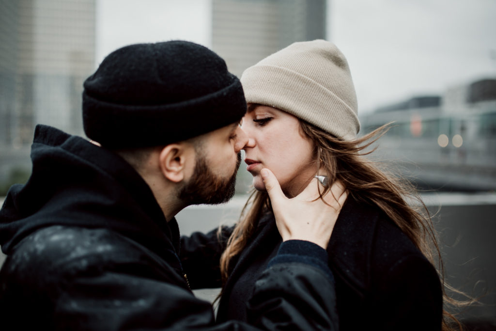 Couple d'amoureux s'embrassant lors d'une séance photo