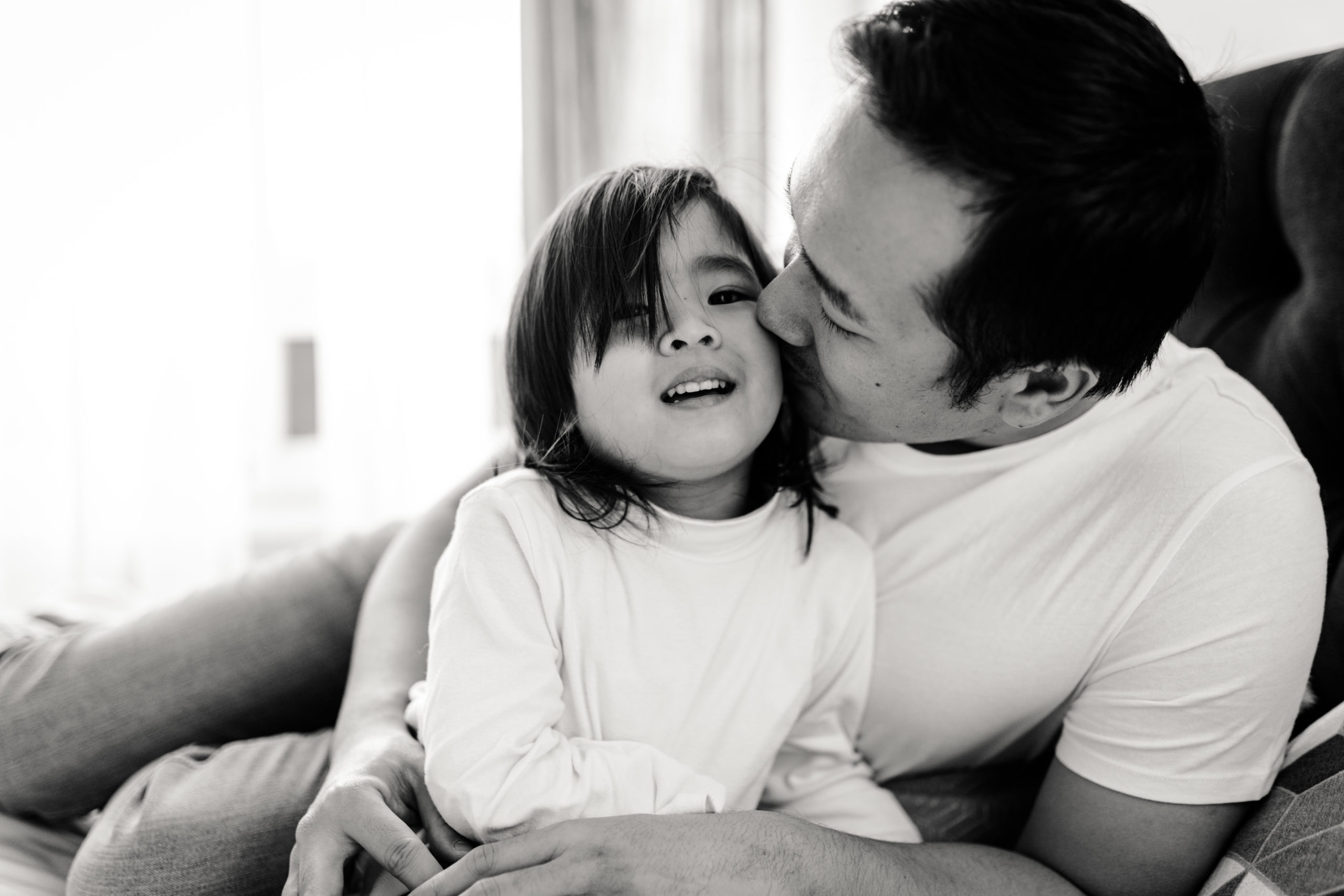 Papa embrassant sa fille durant une séance photo lifestyle