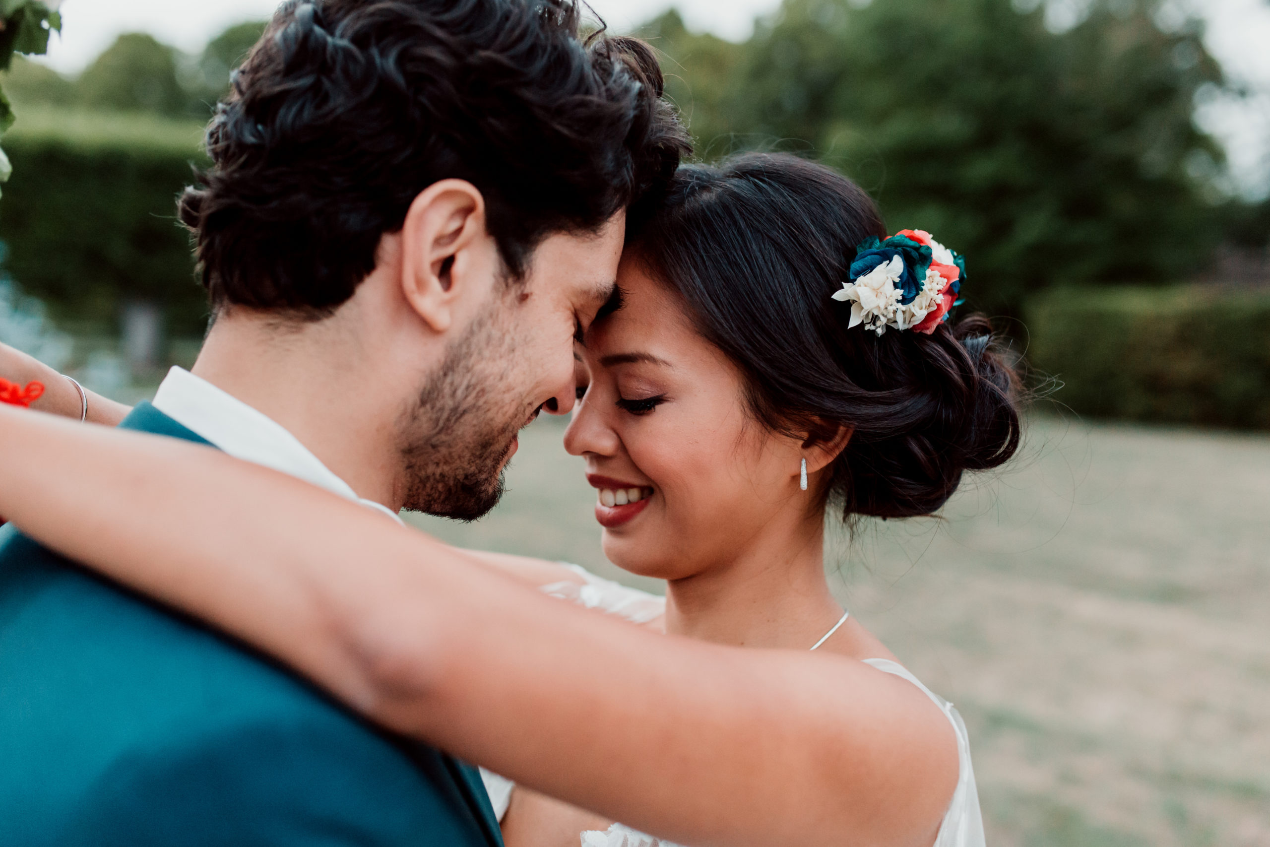 Séance couple durant un mariage au château de Nandy