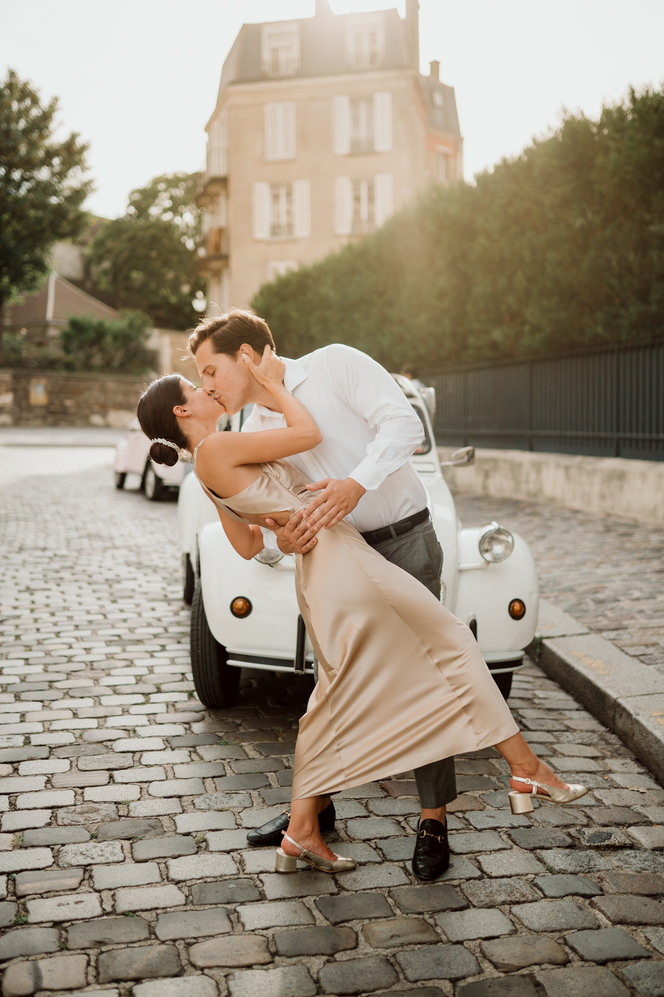 Couple s'embrassant à Montmartre lors d'une séance photo.
